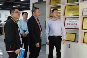 热烈欢迎市政府秘书长林兢一行莅临乐玩体育在线（中国）集团广西公司考察指导